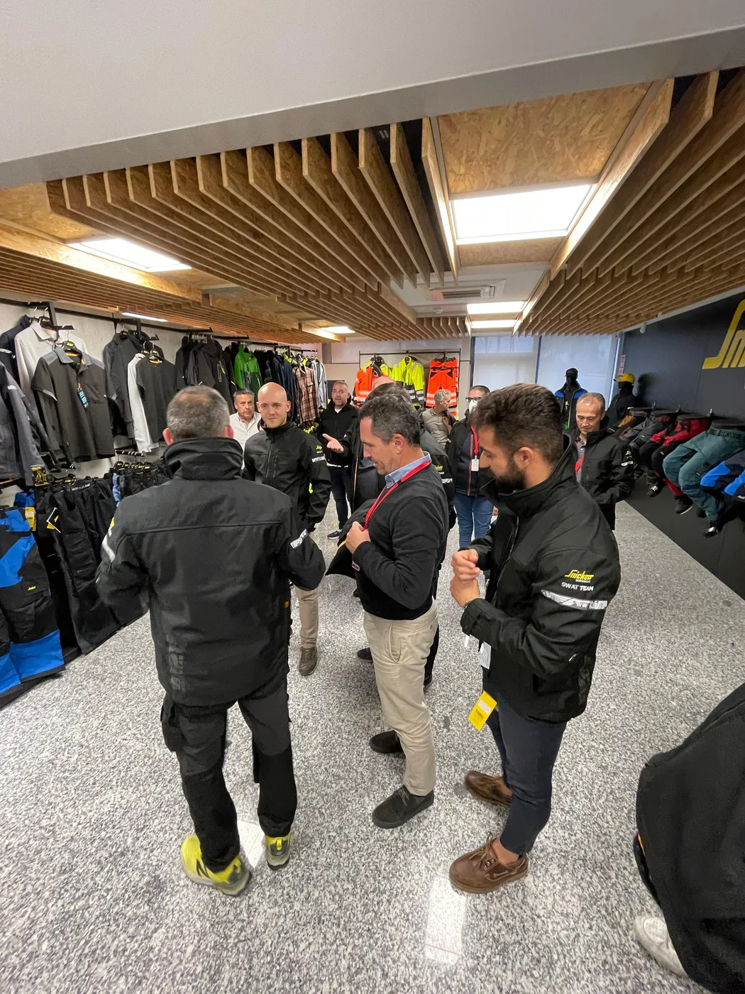 Equipo REDEFE en visita a marca de equipamiento profesional